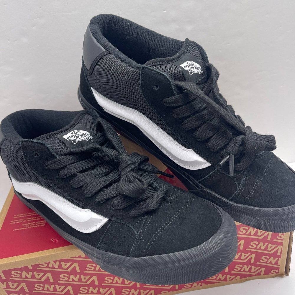 Vans Men’s 11.5 Knu Mid
Black/Black/White
VN000CQ9B8C Sneakers - Picture 6 of 16